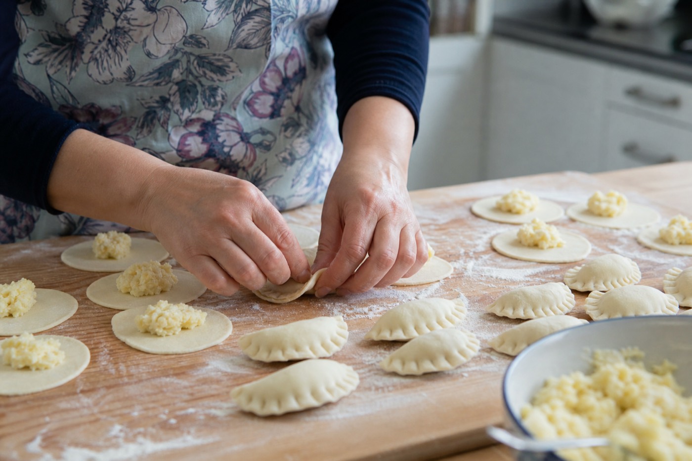 Przygotowanie ciasta na pierogi w kuchni domowej